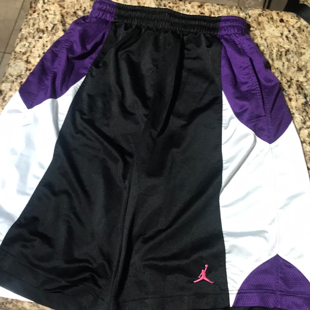 Nike basketball shorts like new!!